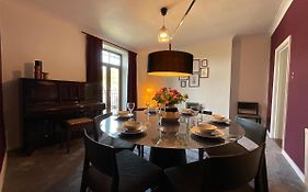 Large 4 Double Bedroomed Townhouse In Central Holmfirth